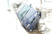 Das Auto, welches bei einem Unfall in Rain von einem Lastwagen in ein Bachbett gestossen wurde. (Bild Luzerner Polizei)
