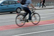 Symbolbild: Ein Velofahrer auf der Seebrücke in Luzern. (Bild: Pius Amrein / Neue LZ)