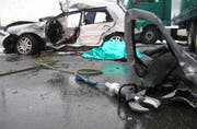 Das stark beschädigte Auto nach dem folgenschweren Unfall auf der Autobahn A4 bei Rotkreuz. (Bild FFZ)