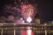 Lichter erhellen die Kapellbrücke. (Bild: Keystone/Urs Flüeler)