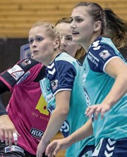 In der Verteidigung beschäftigt: Die Zugerinnen Nives Egli und Martina Traber (rechts). (Bild: Nadia Schärli (Nottwil, 23. September 2017))