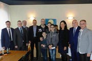 Zusammen mit dem Gemeinderat aufs Foto: Die sechsköpfige Familie Wyssmann (mitte) hat die 30'000er Marke in Kriens geknackt. (Bild: PD)
