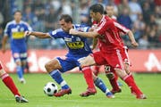 Luzerns Sturmspitze Jacopo Ravasi kurz vor dem Schuss zum 1:1 (im Zweikampf mit Angel Mea Vitali). (Bild Philipp Schmidli/Neue LZ)