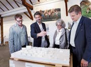 Marius Hug (Zweiter von links) erklärt Urban Keiser (links), Adelheid Knop und Patrice Riedo sein Projekt. (Bild: Werner Schelbert (Zug, 19. Mai 2017))