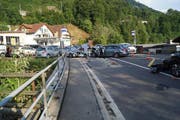 Hier hats bös gekracht: Die Unfallstelle auf der Artherstrasse in Walchwil. (Bild: Zuger Polizei)