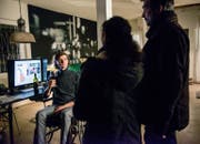 Hat etwas zu feiern: Robert Rosic als Luc Seiler (Bild SRF / Daniel Winkler)