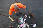 Ein bemerkenswerter Betrag muss für «Mehrkosten aus Littering und entsorgung von Siedlungsabfällen aus dem öfentlichen Raum» ausgegeben werden. (Bild: Roger Gruetter / Neue LZ)
