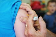 Gehört zu den Aufgaben des Schularztes: Über Impfungen informieren und diese auch verabreichen. (Bild: Boris Bürgisser / Neue LZ)