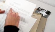 Das Suchen der Akten, welche die Einzelschicksale belegen, ist eine aufwendige Angelegenheit. (Bild: Peter Klaunzer/Keystone (Bern, 14. Februar 2017))