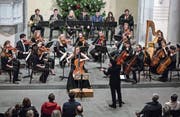 Die Junge Philharmonie Zentralschweiz unter der Leitung von Andreas Brenner bei ihrem Auftritt am Sonntag in der Matthäuskirche. In der Mitte die Solocellistin Jana Telgenbüscher. (Bild: Philipp Schmidli (Luzern, 7. Januar 2018))