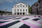 Das Luzerner Theater startet mit bunter Strasse in die neue Spielzeit. (Bild: Pius Amrein (Luzern, 8. September 2017))