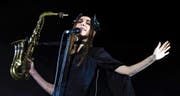 Die britische Rockmusikerin PJ Harvey erzeugt mit dem Saxofon auch mal Klänge wie von einem Hummelschwarm. (Bild: Jose Coelho/Keystone)