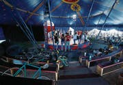 Bald gilt es ernst für die Teilnehmer des Kinder- und Jugendzirkus Grissini. Die Gesangsproben finden bereits im Zelt statt. (Bild: Stefan Kaiser (Zug, 14. August 2017))