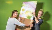 Die ehemaligen Studentinnen der Hochschule Luzern – Wirtschaft, Alexandra Scherrer (links) und Franziska Luginbühl, wollen mit ihrem Start-up-Unternehmen Artiazza den Kunstmarkt revolutionieren. (Bild: Dominik Wunderli (Luzern, 6. Oktober 2017))