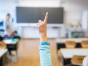 Die frühe Trennung auf verschiedene Schultypen bereits auf der Sekundarstufe I führt nicht zu besseren Leistungen, wie der Vergleich von PISA-Daten zeigt. (Archivbild) (Bild: KEYSTONE/CHRISTIAN BEUTLER)