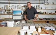 Künstler Herbert Werder (60) in seinem Atelier. (Bild: Eveline Beerkircher (Ruswil, 15. Februar 2017))