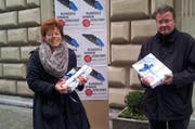 Annamarie Bürkli, Präsidentin ALP und Beat Märchy, LKBL, bei der Petitionsübergabe vor dem Luzerner Regierungsgebäude. (Bild: PD)