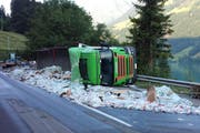 Der Lastwagen hatte unzählige PET-Flaschen geladen. (Bild: Kapo OW)
