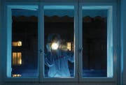 Die frühere Dunkelheit ermöglicht es den Einbrechern, tätig zu werden, noch bevor die Opfer von der Arbeit zurückkehren. (Symbolbild: Keystone/Walter Bieri)