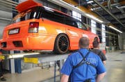 Im Verkehrsamt Pfäffikon wurden die getunten Fahrzeuge von Experten genau geprüft. (Bild: Kapo Schwyz)