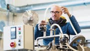 Adrian Koller von Twenty Green in der Produktionshalle, wo der Futterzusatz hergestellt wird. (Bild: Eveline Beerkircher (Hildisrieden, 22. Februar 2018))