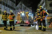 Die Freiwillige Feuerwehr der Stadt Zug bei ihrem Einsatz auf der Zeughausgasse. (Bild: FFZ)