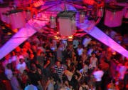 Szenebild einer Party im «Froschkönig». (Bild Patrik Pauli/Neue LZ)