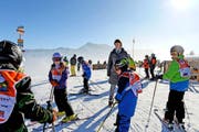 Kann sich derzeit über beste Schneeverhältnisse freuen: Christa Wettstein, Geschäftsleiterin der Sportbahnen Marbachegg, inmitten einer Skischule. (Bild Nadia Schärli)