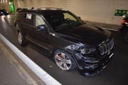 Das Unfallauto blieb nach den Kollisionen mit der Tunnelwand nach 400 Metern stehen. (Bild: Luzerner Polizei)