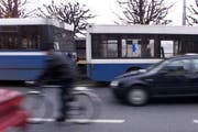 Beim Unfall mit dem Trolleybus mit Anhänger wurde der Velofahrer schwer verletzt. (Symbolbild Patrik Pauli/Neue LZ)