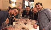 Unsere Polit-Redaktoren Tobias Bär (links) und Dominic Wirth (2. von rechts) und Freunde mit «Gigi» Buffon (Mitte). (Bild: Alex Merk (Turin, 12. Mai 2017))