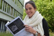 Camila Bucher mit ihrer prämierten Maturaarbeit. (Bild: PD/Benno Bühlmann)