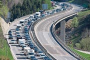 Dieses Bild dürfte sich bald wiederholen: Osterstau auf der Gotthard-Autobahn am Karfreitag des vergangenen Jahres. (Bild: Keystone/Alexandra Wey (Wassen, 14. April 2017))
