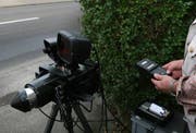 Eine mobile Anlage zur Tempokontrolle. (Symbolbild Manuela Jans/Neue LZ)