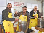 FCL-Trainer Markus Babbel, Komiker René Rindlisbacher und FCL-Präsident Ruedi Stäger erwiesen sich als tolles Suppen-Schöpfer-Team. (Bild: Mario Merola)