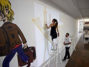 Paola Ricci und Danijel Milakovic arbeiten an der entstehenden Skyline im der akku Kunstplattform in Emmen. (Bild: PD/Luzernermaler)