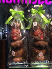 Der Schoggi-Osterhase «Fifty Shades of Easter»: Damit spielt die Confiserie Bachmann auf den Film «50 Shades of Grey» an. (Bild: Lucien Rahm (Luzern, 28. März 2018))