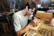 Der 22-jährige Lungerer Dominik Gasser hat ein besonderes Hobby: Er stellt Sonnenbrillen her. Und zwar keine gewöhnlichen Sonnenbrillen, sondern Unikate aus Holz. (Bild: Christoph Riebli)