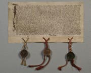 Ein Dokument aus dem Jahr 1315, das einen Bund zwischen Uri, Schwyz und Unterwalden besiegelt. (Bild: Staatsarchiv Obwalden)