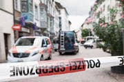 Polizeieinsatz in Schaffhausen, nachdem ein Mann mit einer Kettensäge mehrere Personen attackierte. (Bild: Ennio Leanza/Keystone (24. Juli 2017))