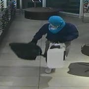 Der zweite der beiden Täter, welche in das Optikergeschäft in der Neustadtpassage in Zug eingebrochen sind. (Bild: Zuger Polizei)