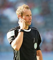 Schiedsrichter Sascha Stegemann kommuniziert während der Partie zwischen Hertha Berlin und Stuttgart mit dem Video-Assistenten. (Bild: Martin Rose/Getty (Berlin, 19. August 2017))