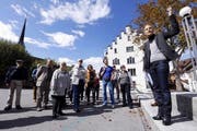 Und gleich geht es los: Brigitte Moser erklärt den interessierten Zuhörern die spätmittelalterlichen Bohlenständerbauten in der Zuger Altstadt. Ein Ausflug in historische Bautechnik und Wohnkultur. (Bild Werner Schelbert)