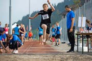 Junge Sportler zeigen Einsatz: ein Teilnehmer des kantonalen Sporttags beim Weitsprung. (Bild: Dominik Wunderli)