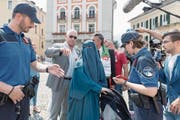 Am Tag der Einführung des Burkaverbots im Tessin liess sich Nora Illi büssen. (Bild: Pablo Gianinazzi/Keystone (Locarno, 1. Juli 2016))