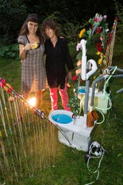 In der Gewürzmühle: Die Künstlerinnen Brigitta Thali (rechts) und Klea Weibel zeigen den Besuchern ihr Werk Lorzeleys «Stiller Ort». (Bild Roger Zbinden)
