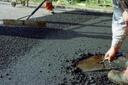 Damit der neue Belag auf der Pfäffikonerstrasse verbaut werden kann, muss der Verkehr einspurig geführt werden. (Symbolbild) (Bild: Archiv Neue LZ)