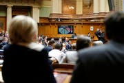 Nationalräte gestern während der Schlussabstimmung am letzten Tag der Wintersession. (Bild: Keystone / Peter Klaunzer)