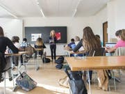 Eine Frau unterrichtet an einer Schule (Symbolbild). (Bild: Keystone)
