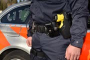 Ein Polizist der Luzerner Polizei trägt ein sogenanntes Destabilisierungsgerät der Marke Taser am Gürtel. (Bild: Luzerner Polizei)